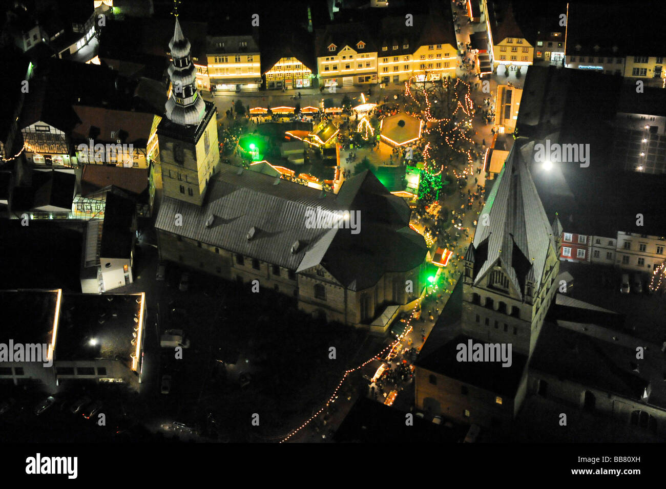 Foto aerea, night shot, mercato di Natale, Municipio di San Patrokli cattedrale Dom, Morgner-Haus edificio, sito dell'Alte Pfal Foto Stock