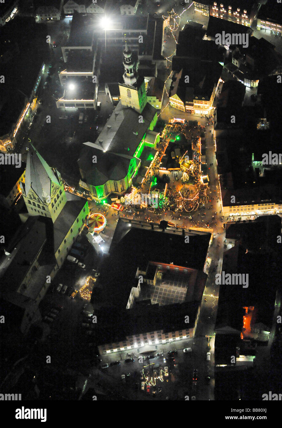 Foto aerea, night shot, mercato di Natale, Municipio di San Patrokli cattedrale Dom, Morgner-Haus edificio, sito dell'Alte Pfal Foto Stock