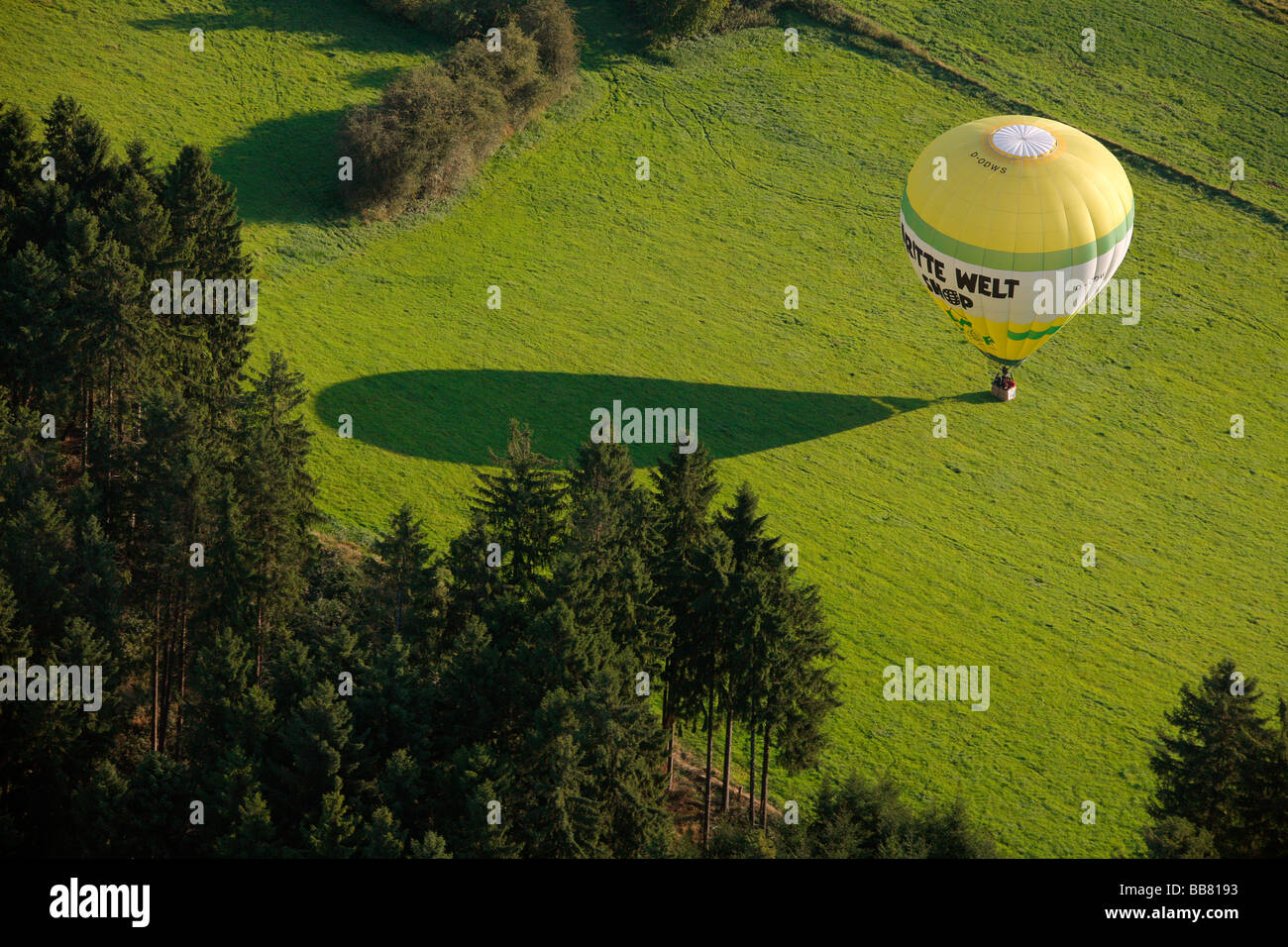 Fotografia aerea, mongolfiera sbarco durante la Warsteiner Internationale Montgolfiade (WIM), mongolfiera la LOT Foto Stock