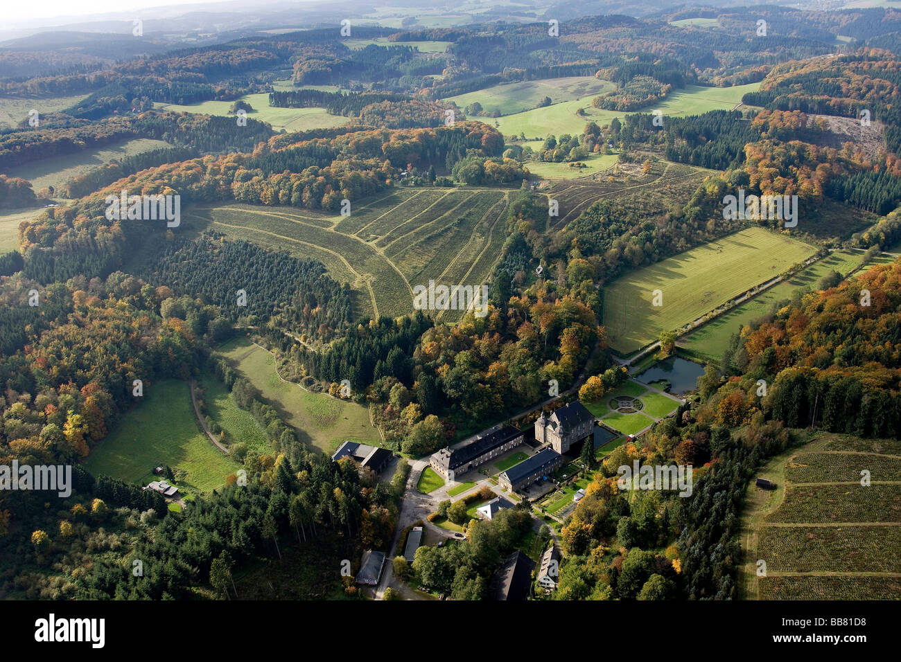 Foto aerea, Schloss Neuenhof, Neuenhof Castello, Luedenscheid, Maerkischer Kreis, Sauerland, Renania settentrionale-Vestfalia, Germania, e Foto Stock