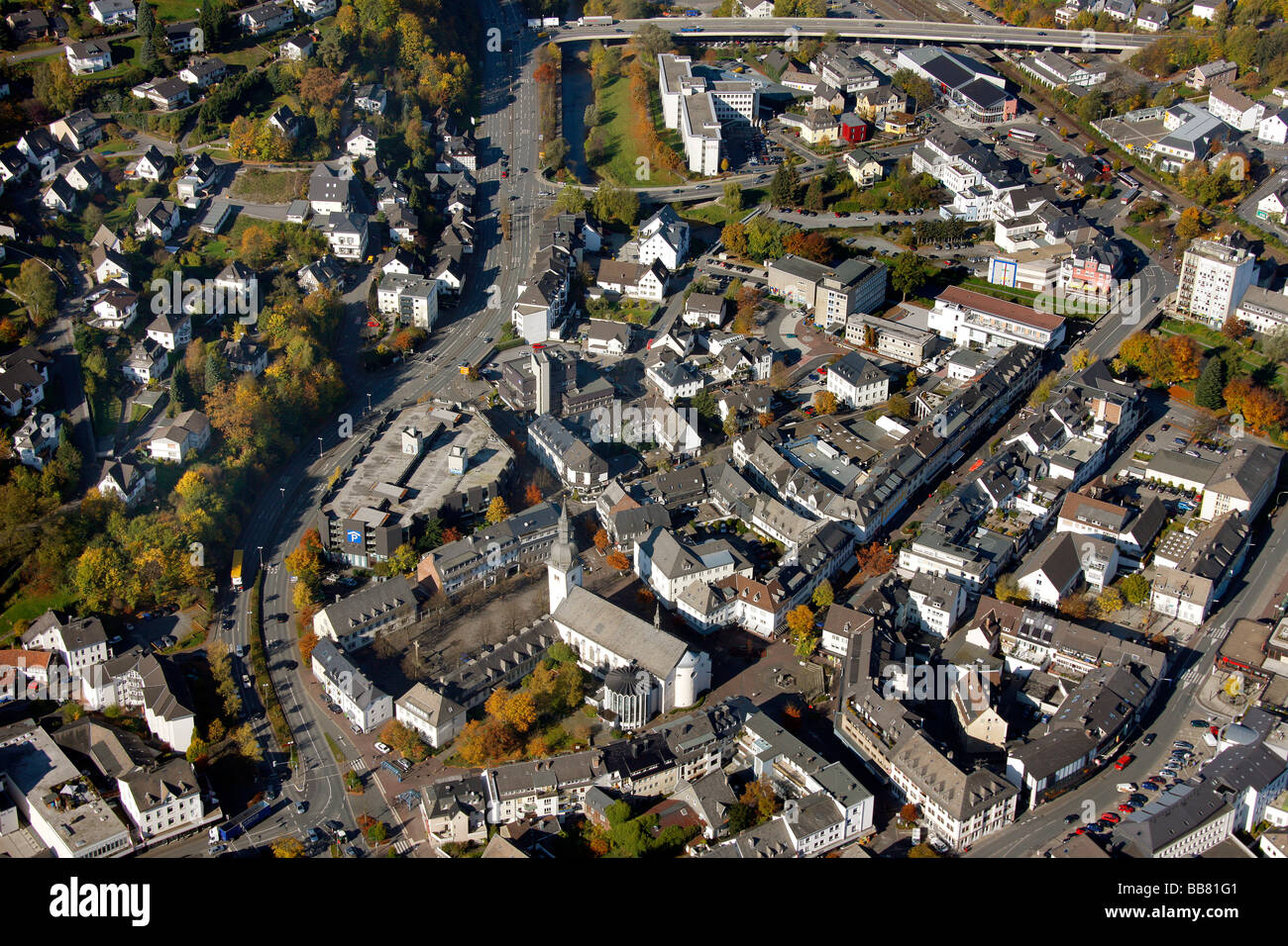 Foto aerea, chiesa collegiata di San Walburg, municipio, Meschede, Hochsauerlandkreis, Sauerland, Renania settentrionale-Vestfalia, Tedesco Foto Stock