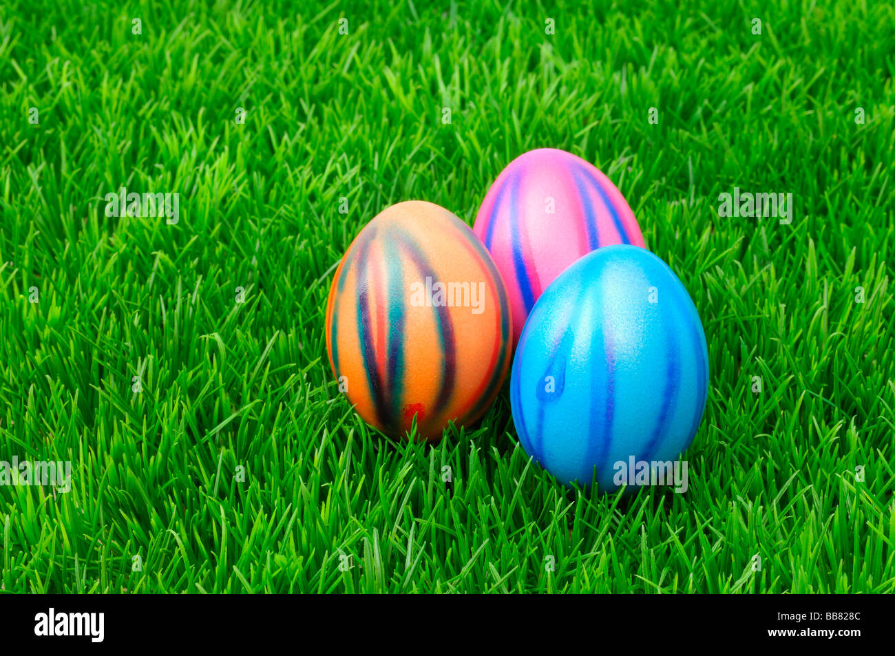 Colorate le uova di Pasqua di erba Foto Stock