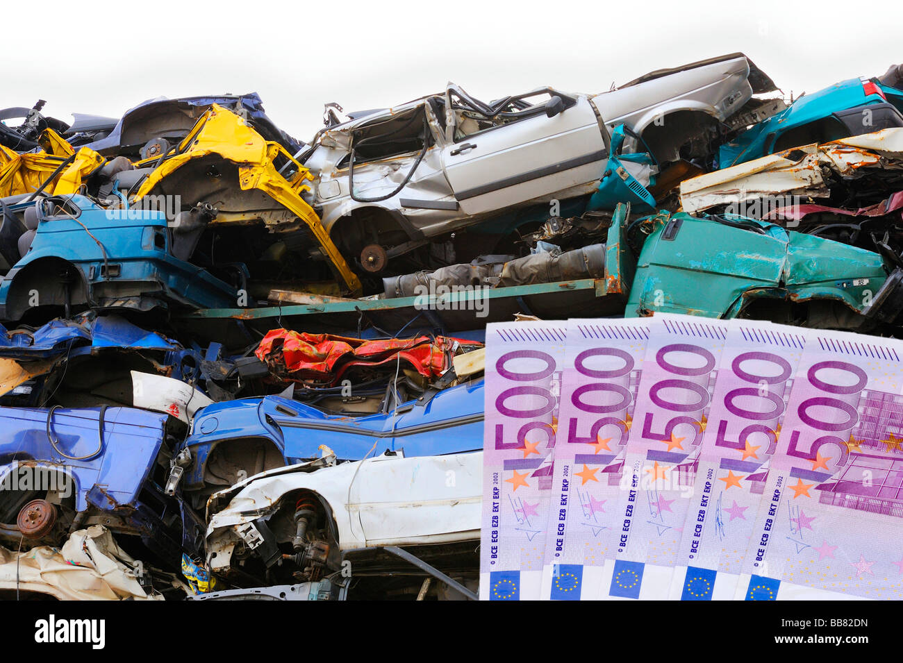 Junk cars, banconote, immagine simbolica per il premio di demolizione Foto Stock