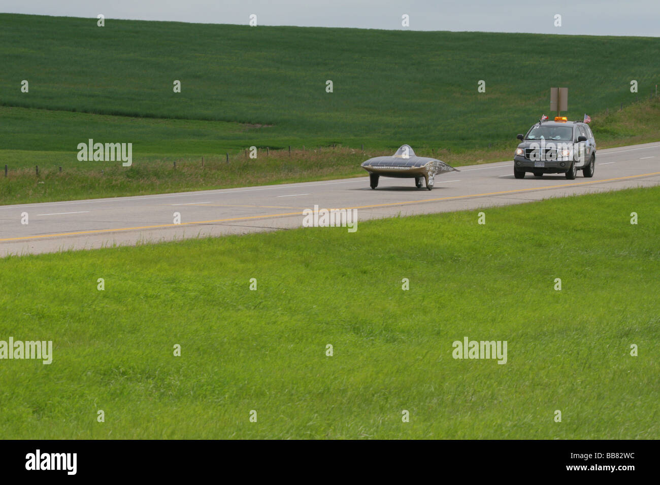 Auto solare sulla loro cross country gara sulla Trans Canada highway vicino a Calgary, Alberta, Canada nel 2007 Foto Stock