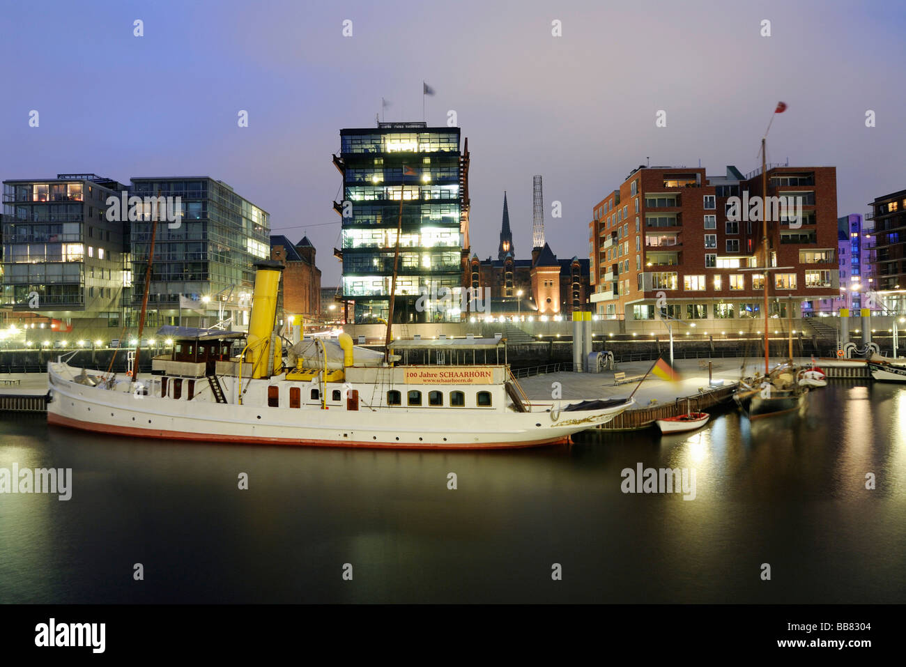 Sandtorkai Quay e il vecchio porto quarti, HafenCity ad Amburgo in Germania, Europa Foto Stock