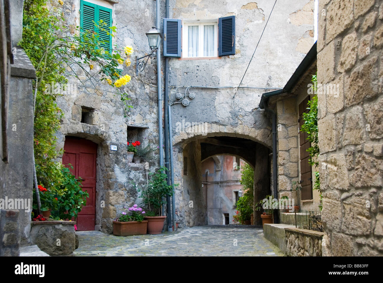 Il borgo antico di Sorano, fondata dagli Etruschi e costruita in tufo e pietra volacanic. Foto Stock