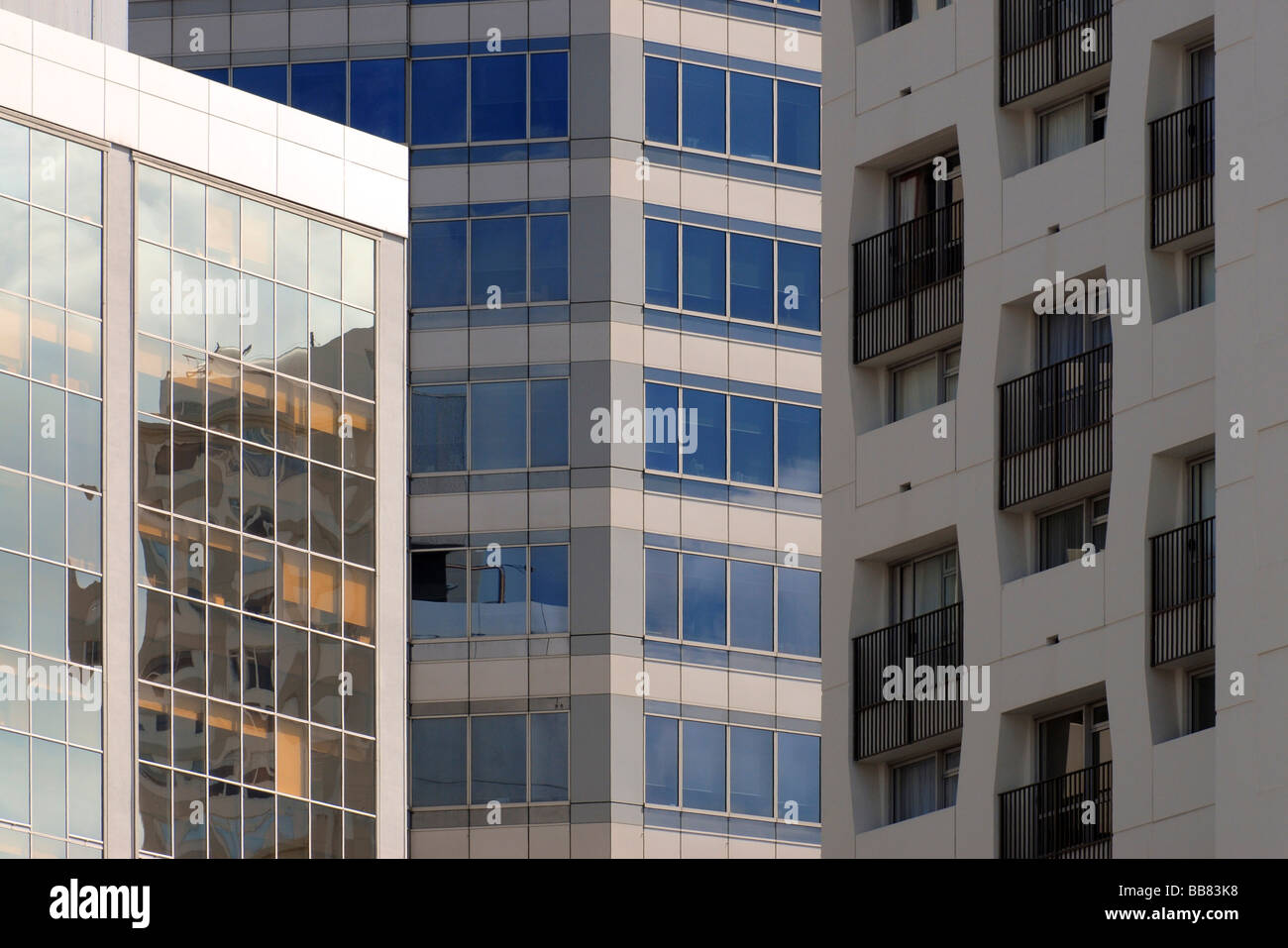 Il moderno in vetro cemento e acciaio facciate del centro cittadino di Auckland, Nuova Zelanda Foto Stock