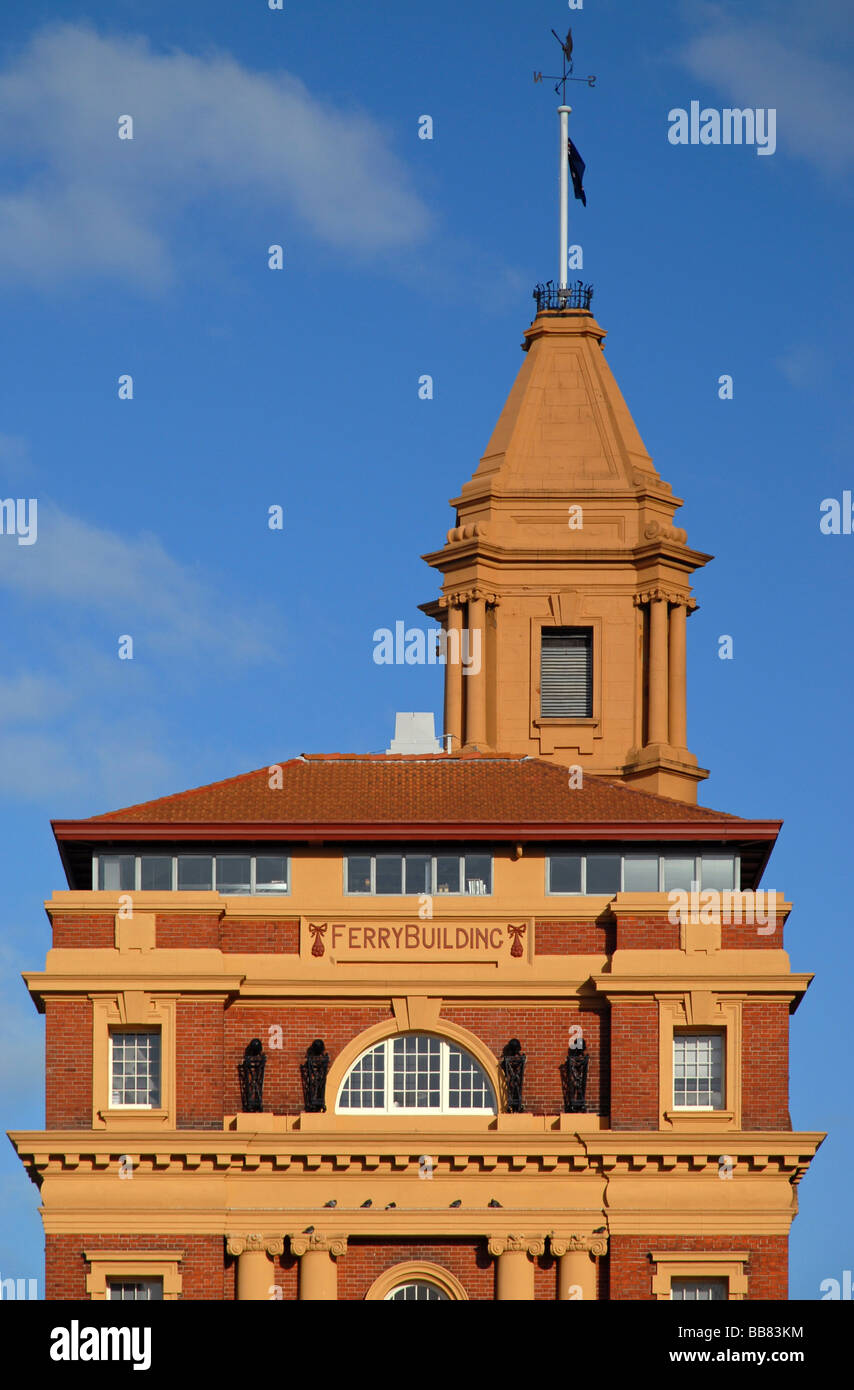 La parte superiore del Auckland Ferry Building contro un cielo blu, Nuova Zelanda Foto Stock