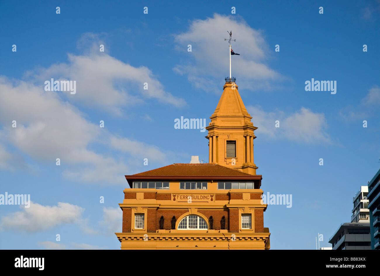 La parte superiore del Auckland Ferry Building contro un cielo blu, Nuova Zelanda Foto Stock