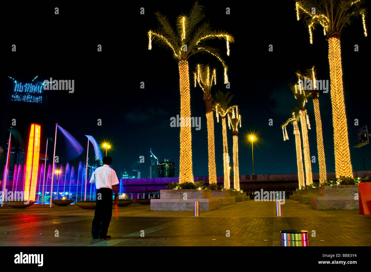 Uomo che lavora presso il parcheggio di fronte al centro commerciale più grande del mondo a Dubai, Emirati arabi uniti, Vicino Oriente Foto Stock