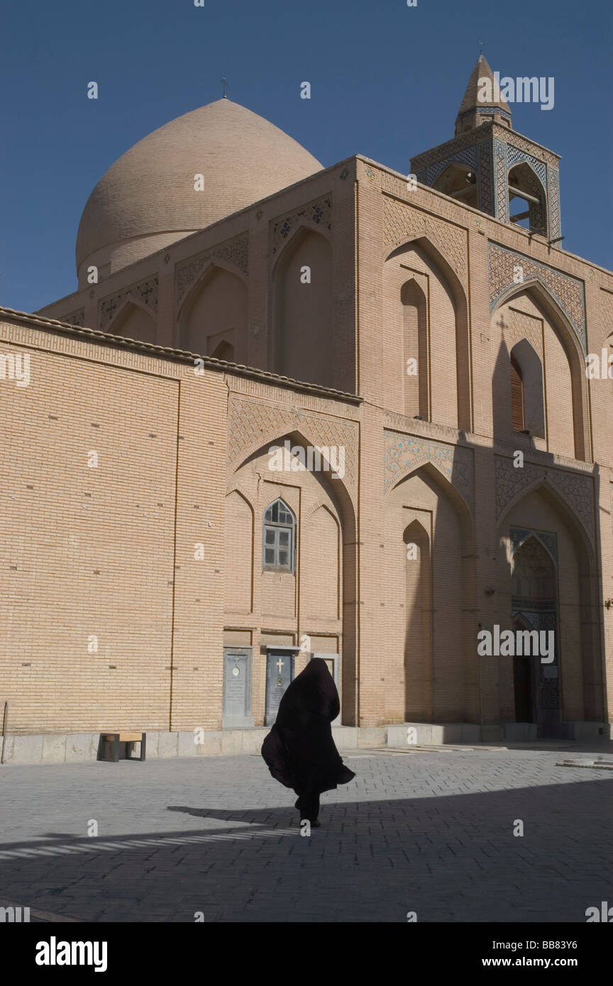 Silhouette di una donna che indossa un chador nero nella parte anteriore del santo armeno salvatore Vank Cattedrale e Chiesa del Santo sist Foto Stock