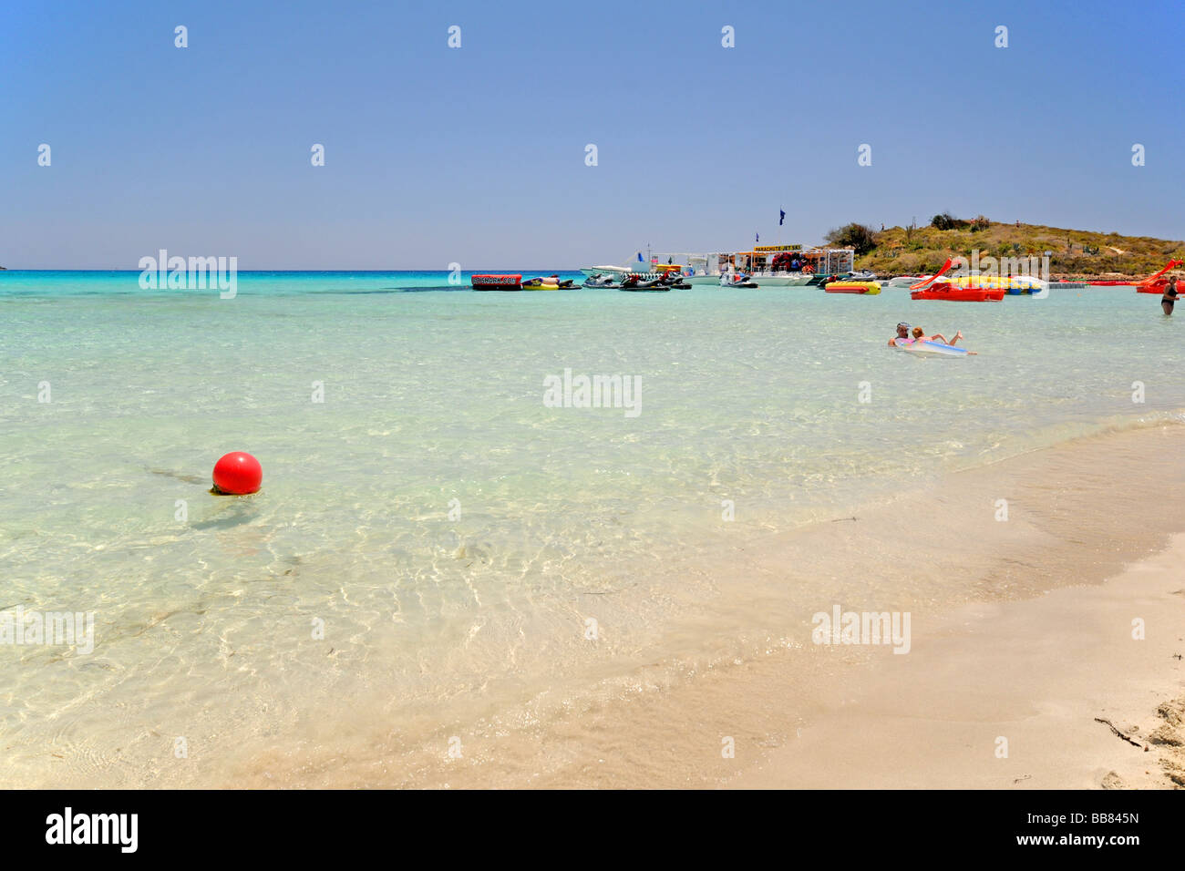 Giocare con gli sport acquatici sulla spiaggia di Nisi, Cipro. Foto Stock