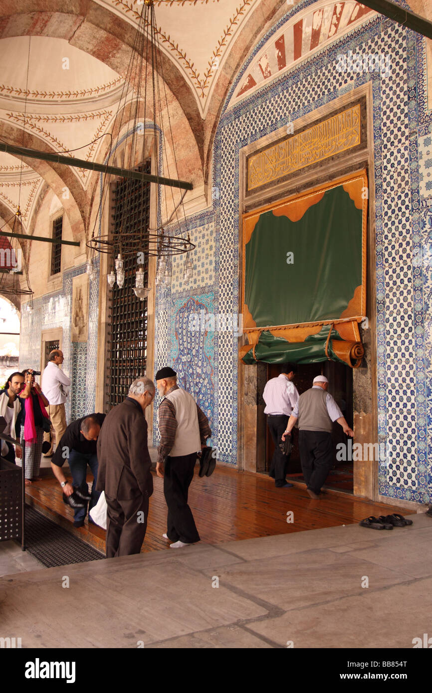 Istanbul Turchia per i fanatici musulmani immettere la Rustem Pasa moschea per le preghiere nel quartiere Eminonu decorato con piastrelle di Iznik Foto Stock