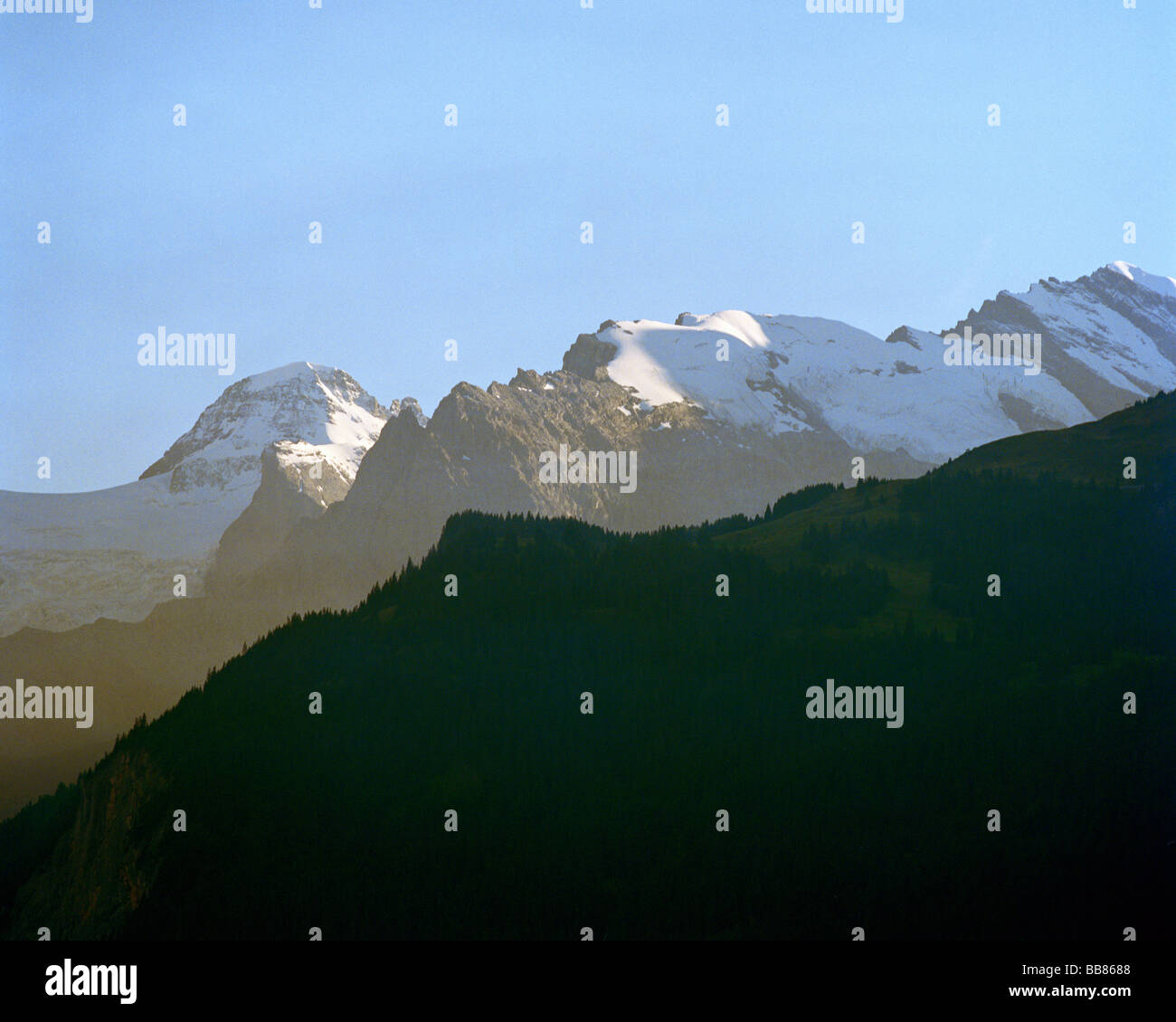 La cresta alpina nell Oberland Bernese svizzera Foto Stock