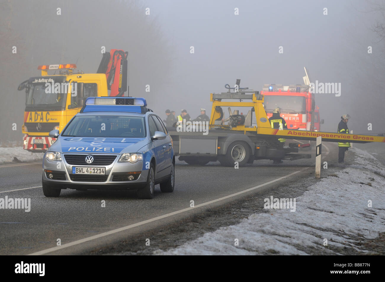 Auto della Polizia e ADAC servizio di traino sulla scena dell'incidente dopo un grave incidente stradale su L 1150, Esslingen, Baden-Wuerttembe Foto Stock