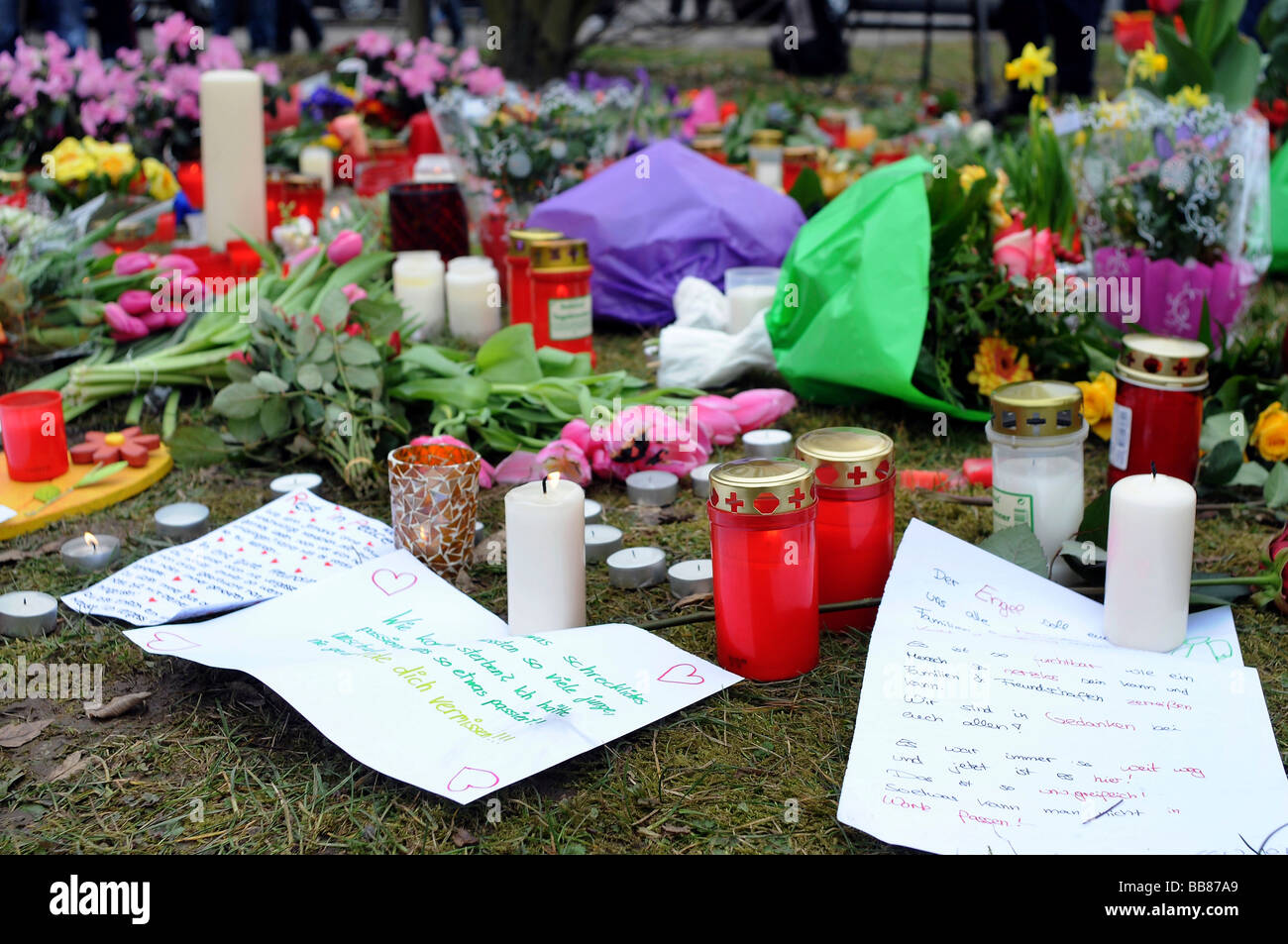 Rampage a Albertville Realschule scuola a Winnenden, il giorno dopo, fiori e candele per commemorare le vittime, Baden-Wue Foto Stock