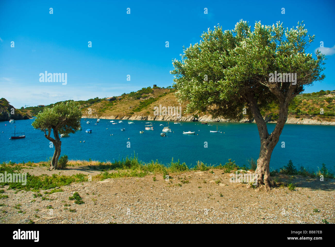 Yacht e Barche di ancoraggio in Baia di Port Lligat Costa Brava Catalogna Spagna Foto Stock