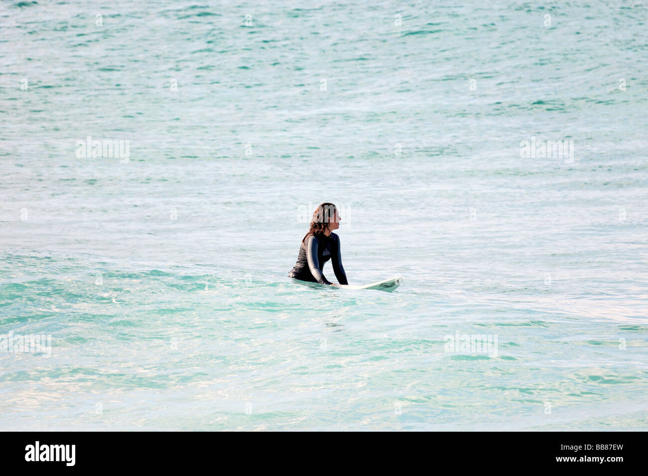 Lone Surf donna in attesa per una pausa Foto Stock