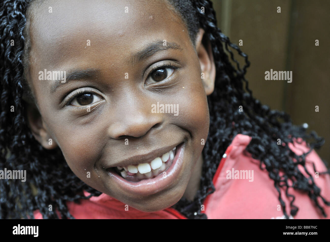 Ritratto di una con la pelle scura ragazza, 8 anni, baraccopoli di Cerro Norte, Bogotá, Colombia Foto Stock