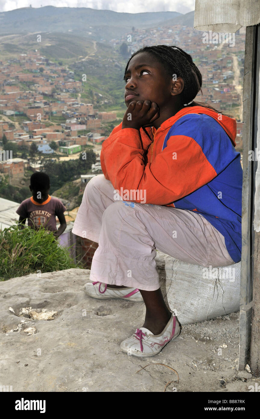Riflessivo di carnagione scura ragazza, 11 anni, baraccopoli di Alto de Cazuca, Soacha, Bogotá, Colombia Foto Stock