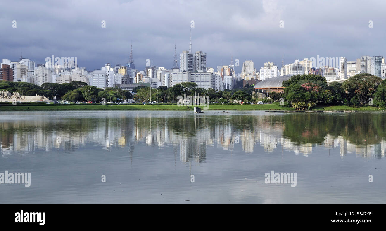 Vista panoramica dal Parque de Ibirapuera Park in edifici ad alta della Zona Sul, Sao Paulo, Brasile, Sud America Foto Stock