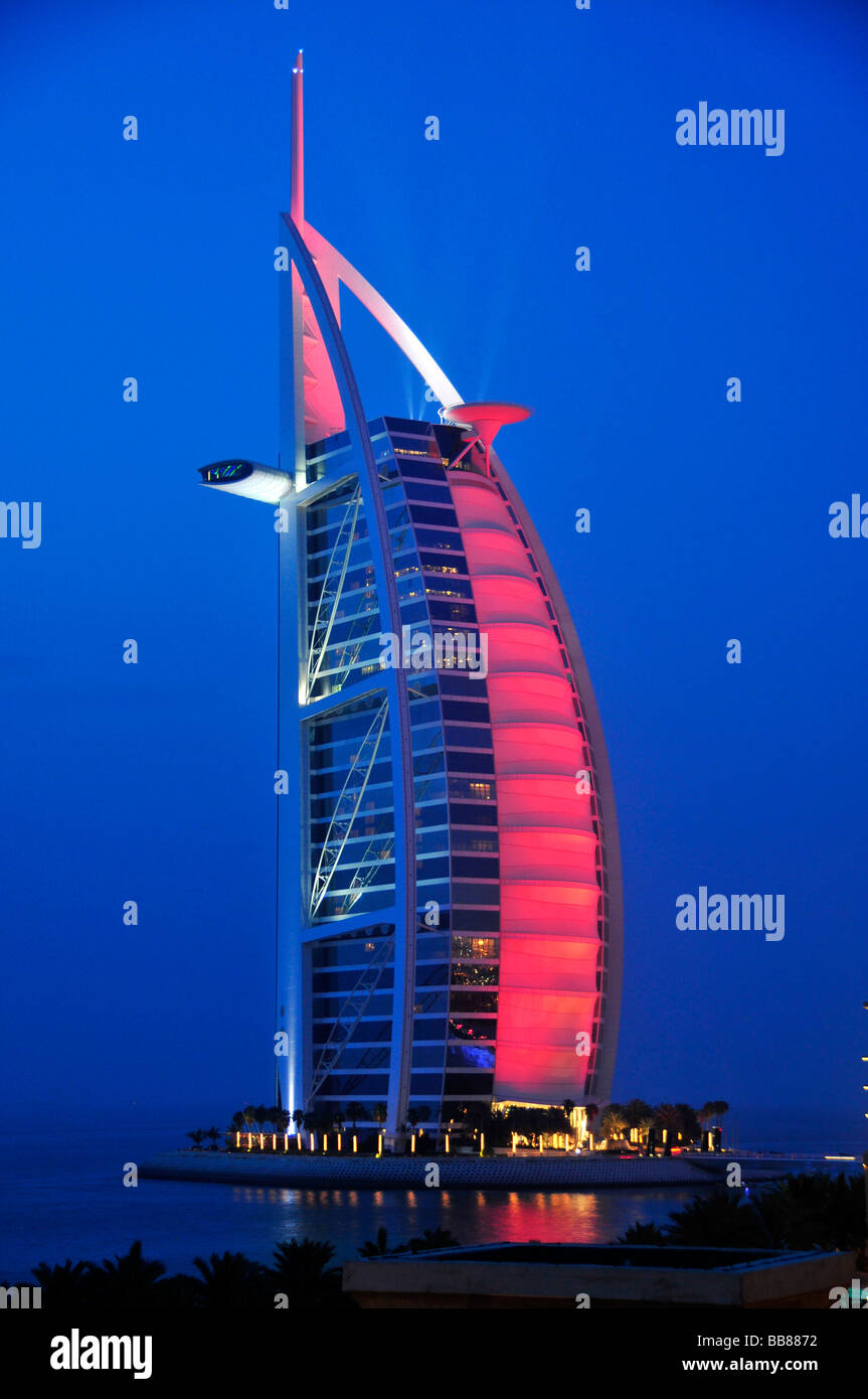 Facciata illuminata delle sette stelle Burj al Arab di notte, torre araba, Dubai, Emirati Arabi Uniti, Arabia, Medio Ea Foto Stock