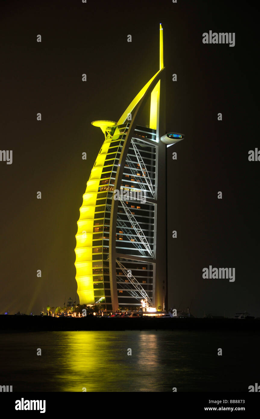 Facciata illuminata delle sette stelle Burj al Arab di notte, torre araba, Dubai, Emirati Arabi Uniti, Arabia, Medio Ea Foto Stock