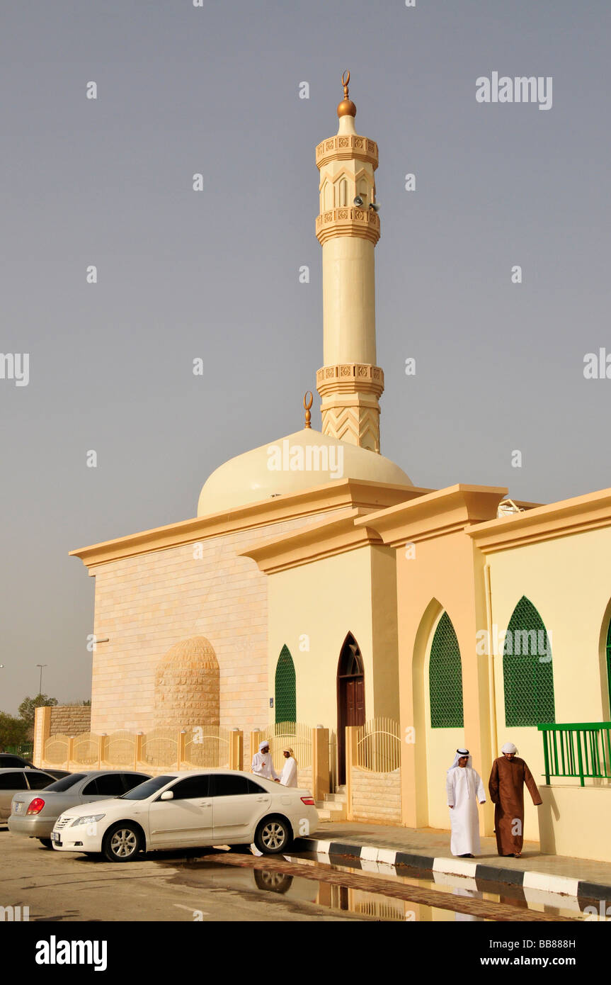 Credenti musulmani di fronte al Shutan Moschea, Al Ain, Abu Dhabi, Emirati Arabi Uniti, Arabia, Orient, Medio Oriente Foto Stock
