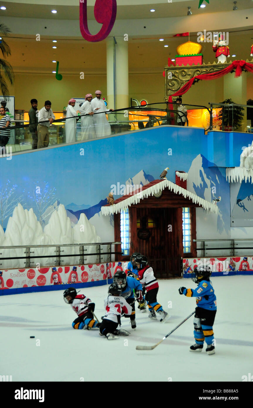 Bambini che giocano di hockey su ghiaccio della Al-Ain-Mall, Al Ain, Abu Dhabi, Emirati Arabi Uniti, Arabia, Orient Foto Stock