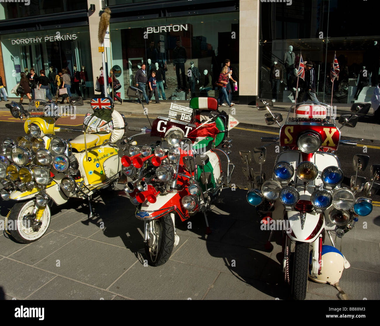 Tre scooter parcheggiato, Bristol, Regno Unito Foto Stock