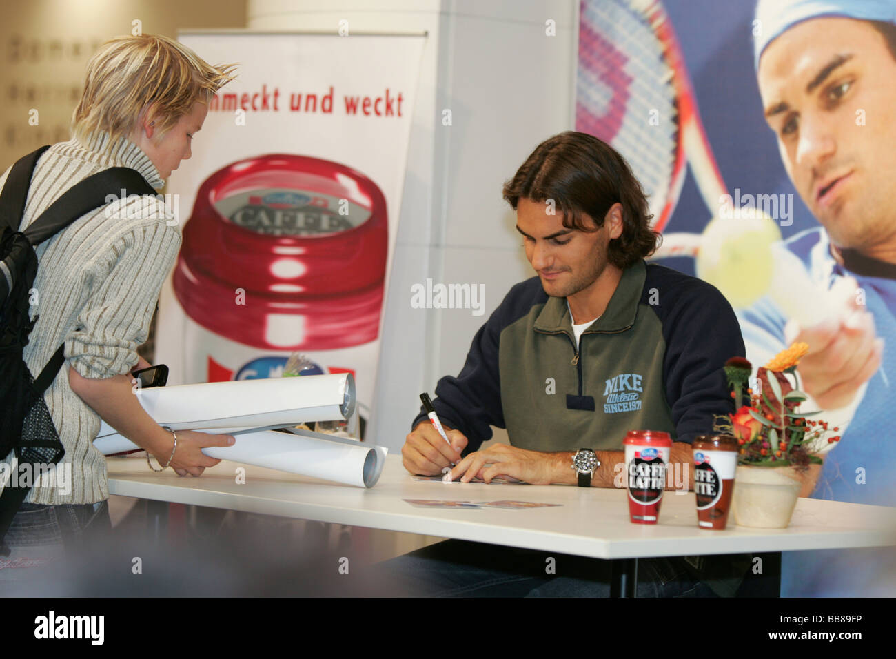 Swiss giocatore di tennis Roger Federer durante una sessione di autografi alla Emmencenter a Emmen, Svizzera Foto Stock