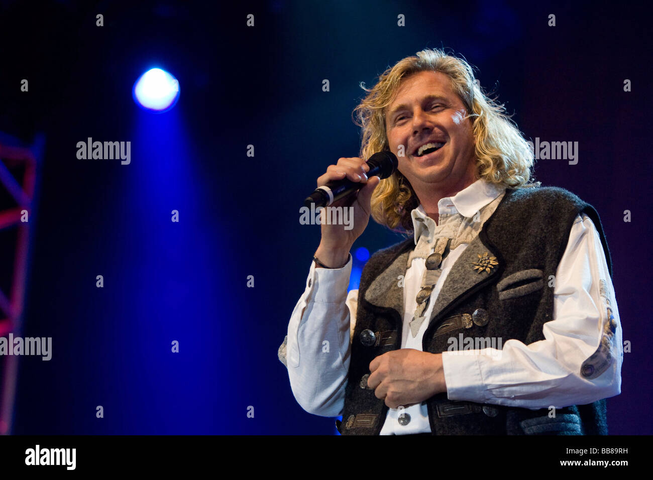 Swiss schlager cantante Christian Duss suonare dal vivo presso il nono Schlager Nacht a Festhalle Allmend concert hall, Lucerna, Swit Foto Stock