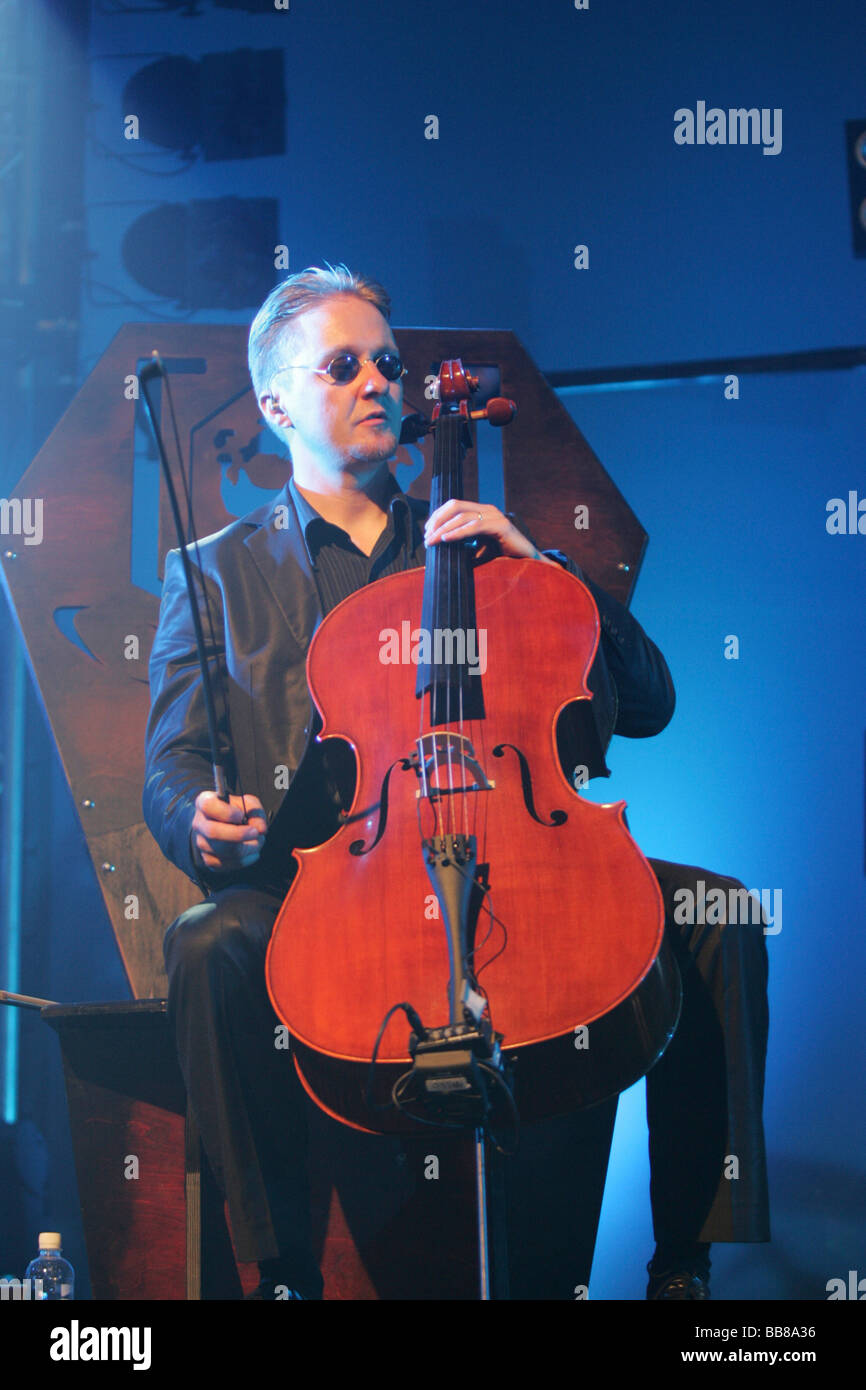 Mikko Sirén dalla band finlandese, Apocalyptica, performing live al Blue Balls Festival di Lucerna Hall del KKL Luzern, Cult Foto Stock