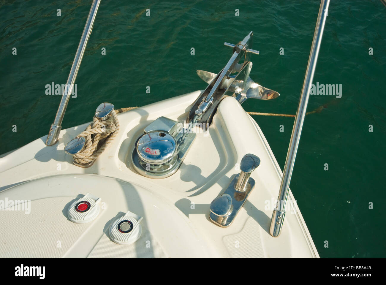 Prua di una Stama 37 powerboat con il dispositivo di ancoraggio e di ormeggio di linea Foto Stock