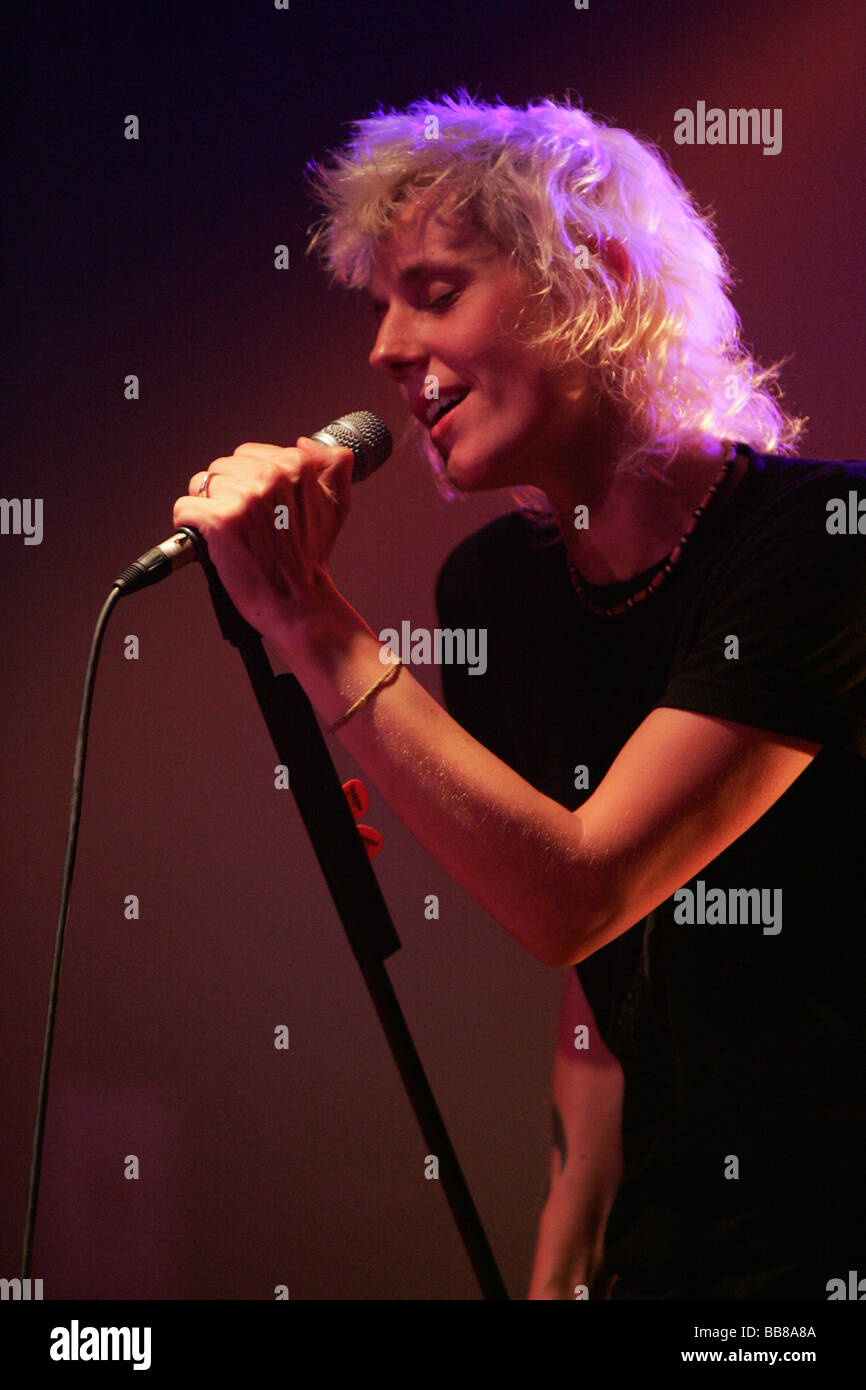 Musicista belga Sarah Bettens performing live in corrispondenza Schueuer concert hall, Lucerna, Svizzera, Europa Foto Stock