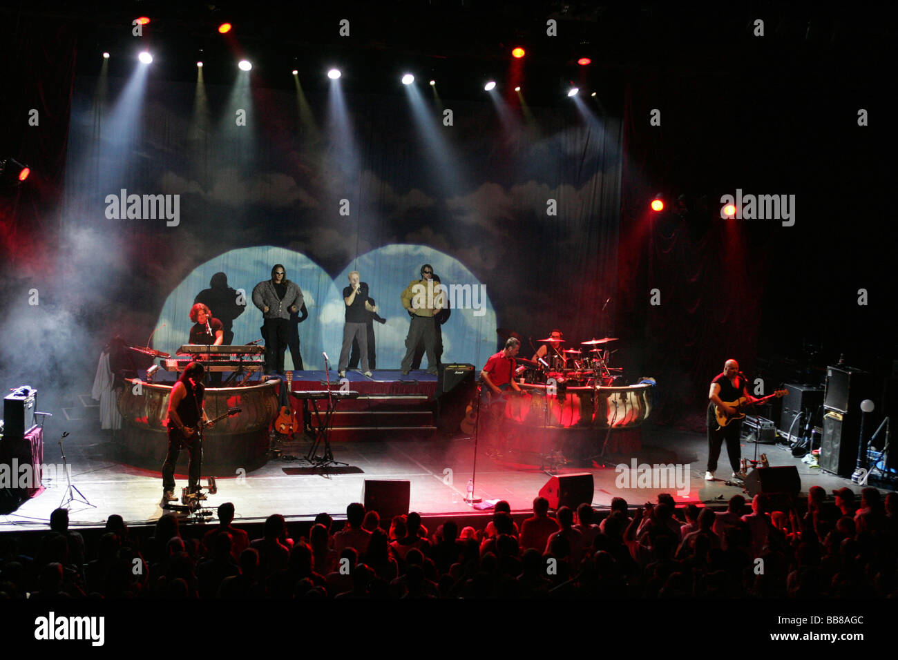 Austrian pop music band "Erste Allgemeine Verunsicherung', vivono nel Municipio di Lucerna del KKL Lucerna, Svizzera Foto Stock