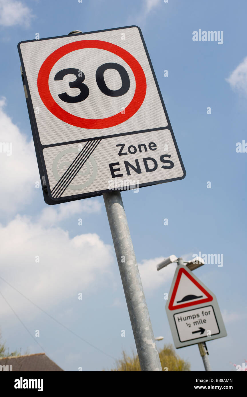 30km/h il limite massimo di velocità come 20mph zona termina cartello stradale Foto stock