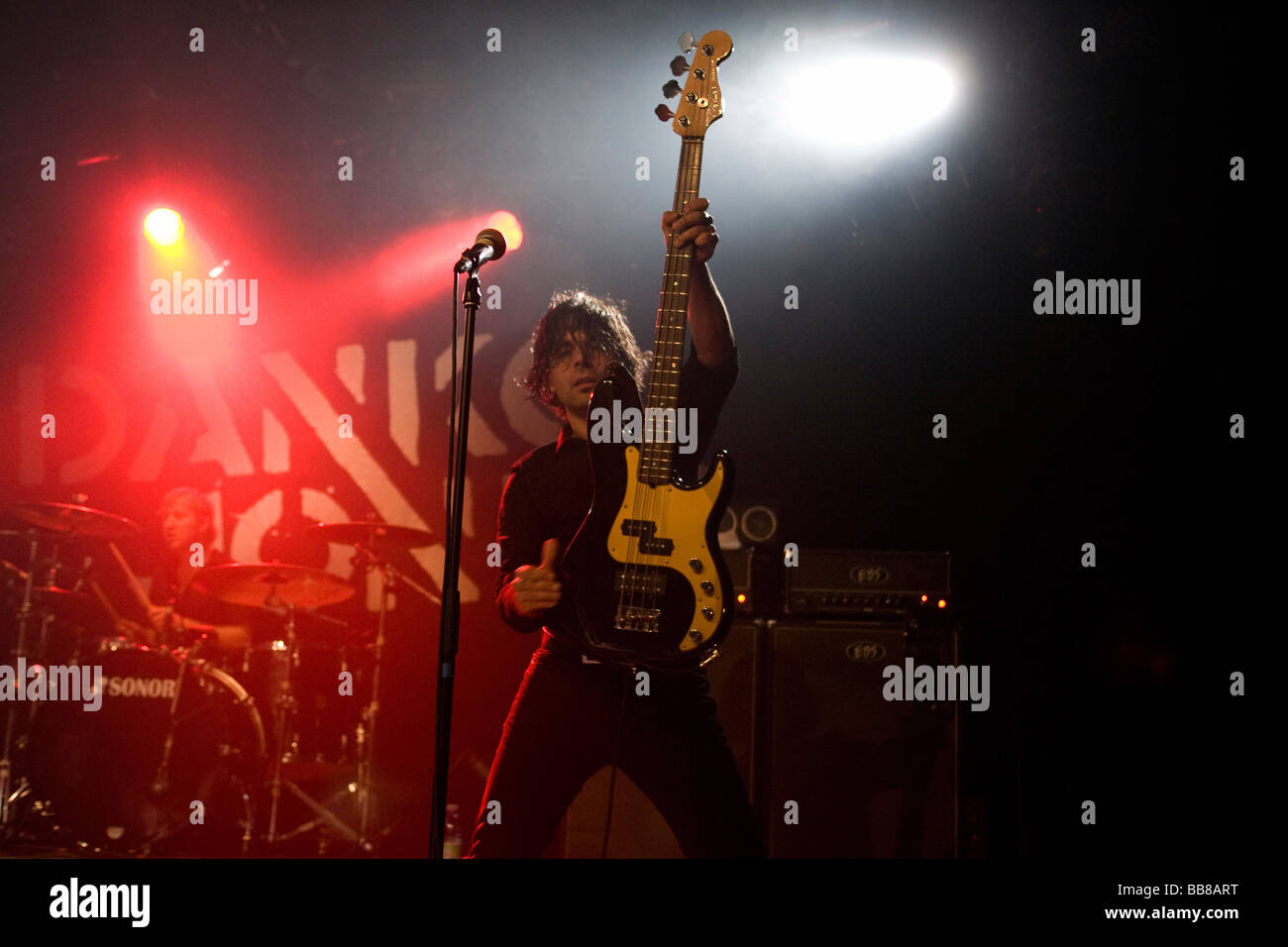 Giovanni Calabrese, bass player del canadese garage/blues/rock band Danko Jones, l'esecuzione di live at Schueuer concert hall, Lucer Foto Stock