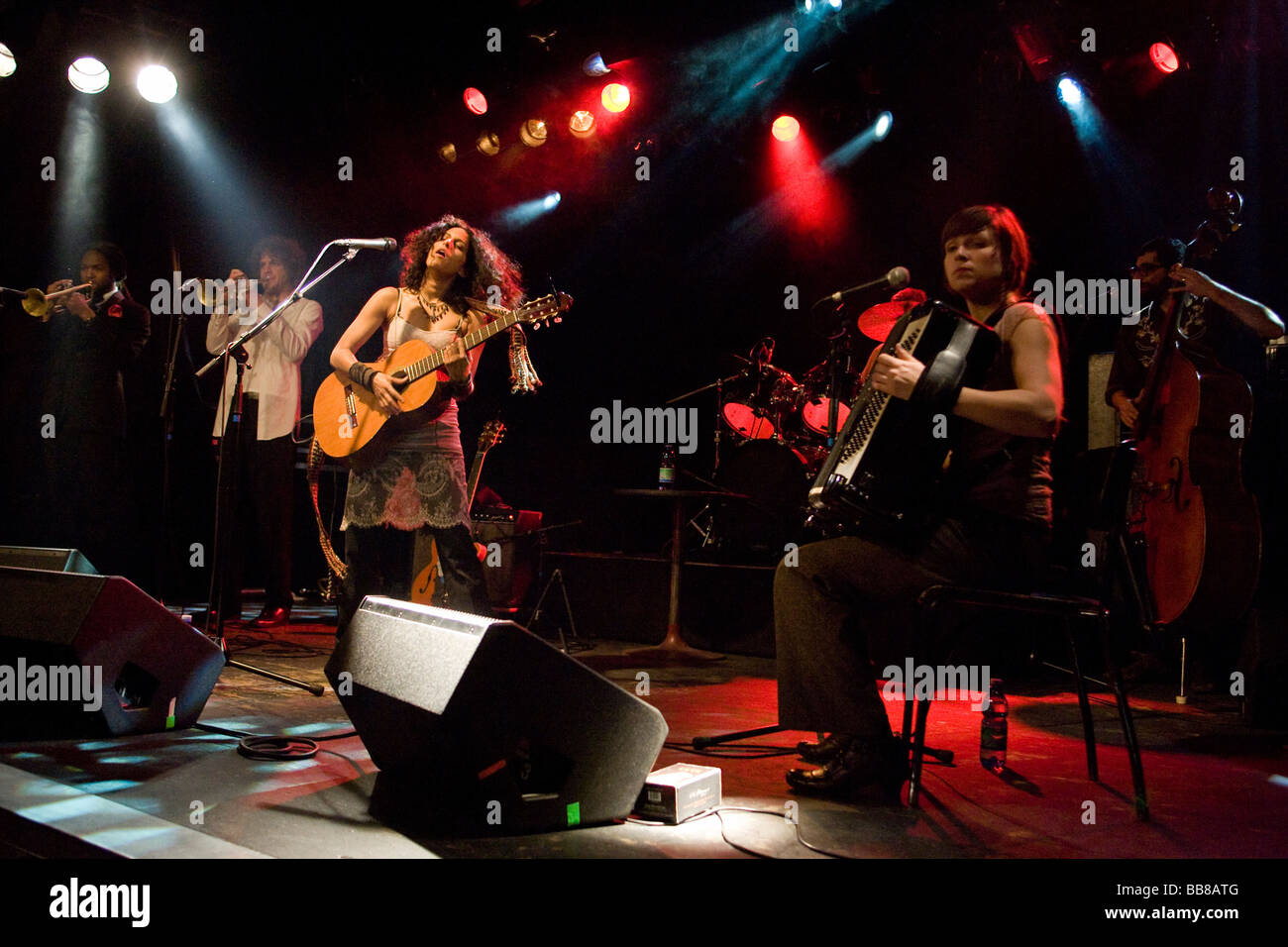 Noi band Rupa & l'Aprile Pesci, performing live a Schueuer concert hall di Lucerna, Svizzera, Europa Foto Stock