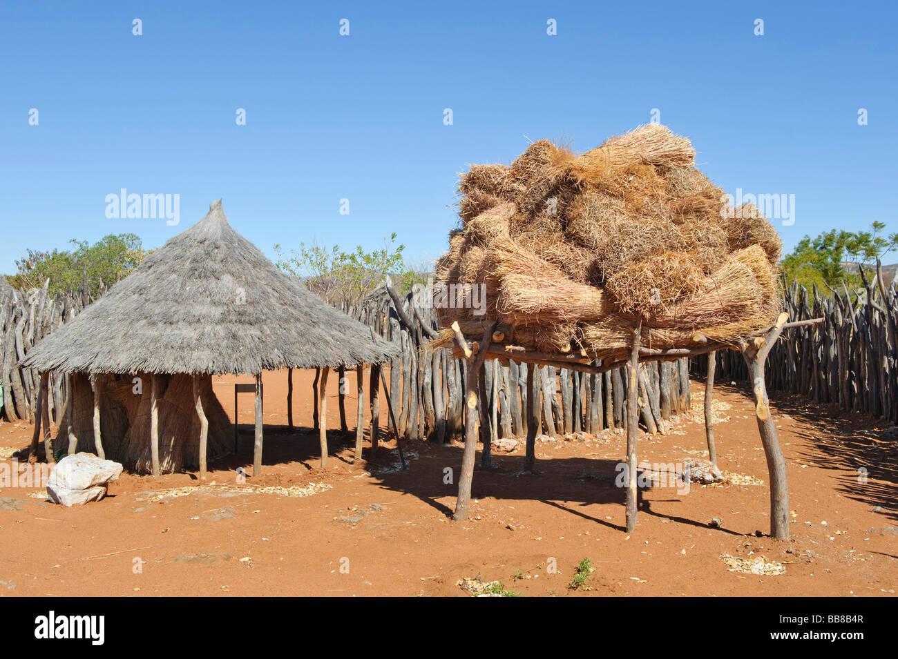 Storage di paglia del Ovambo di persone in un museo a cielo aperto, Villaggio Culturale, Tsumeb, Namibia, Africa Foto Stock