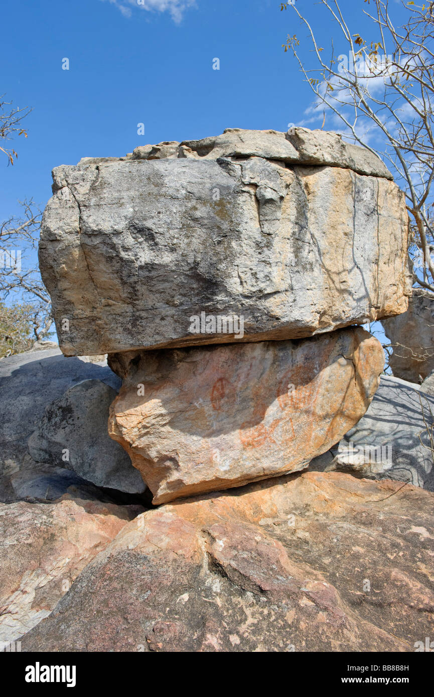 Rocce con dipinti sulle Rhino-Trail del sito Patrimonio Mondiale dell'UNESCO, Tsodilo Hills, Botswana, Africa Foto Stock
