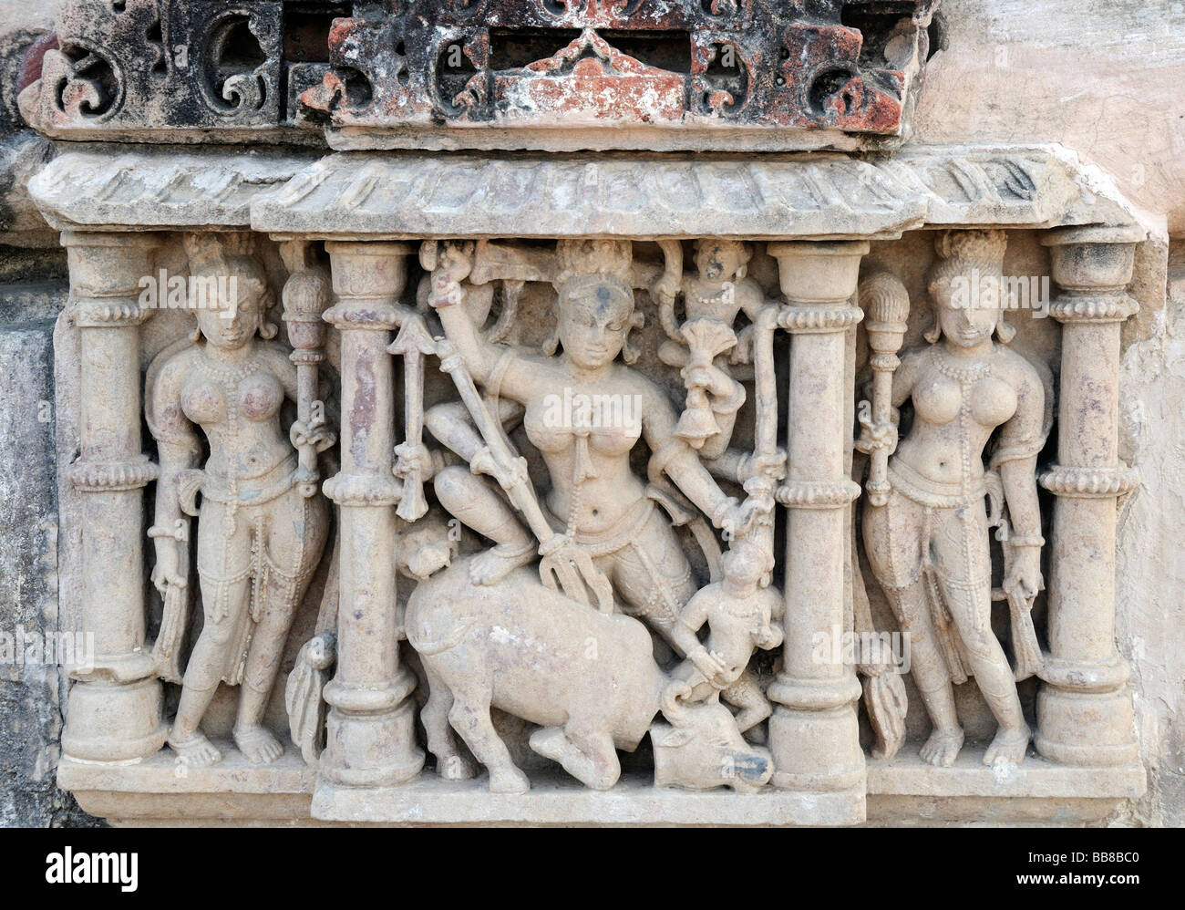 Scultura in pietra su Magar Mandi Mata Mandir Hindu Temple. Questa rappresenta la dea Durga decapitazione Mahishasura come bufffalo Foto Stock