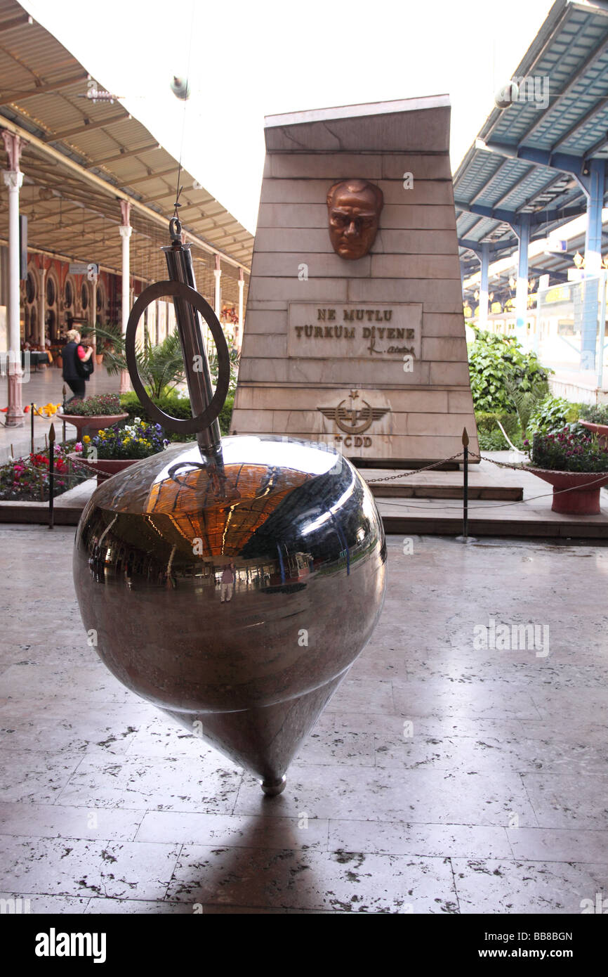 Istanbul Turchia moderna arte scultura a Sirkeci stazione ferroviaria Foto Stock