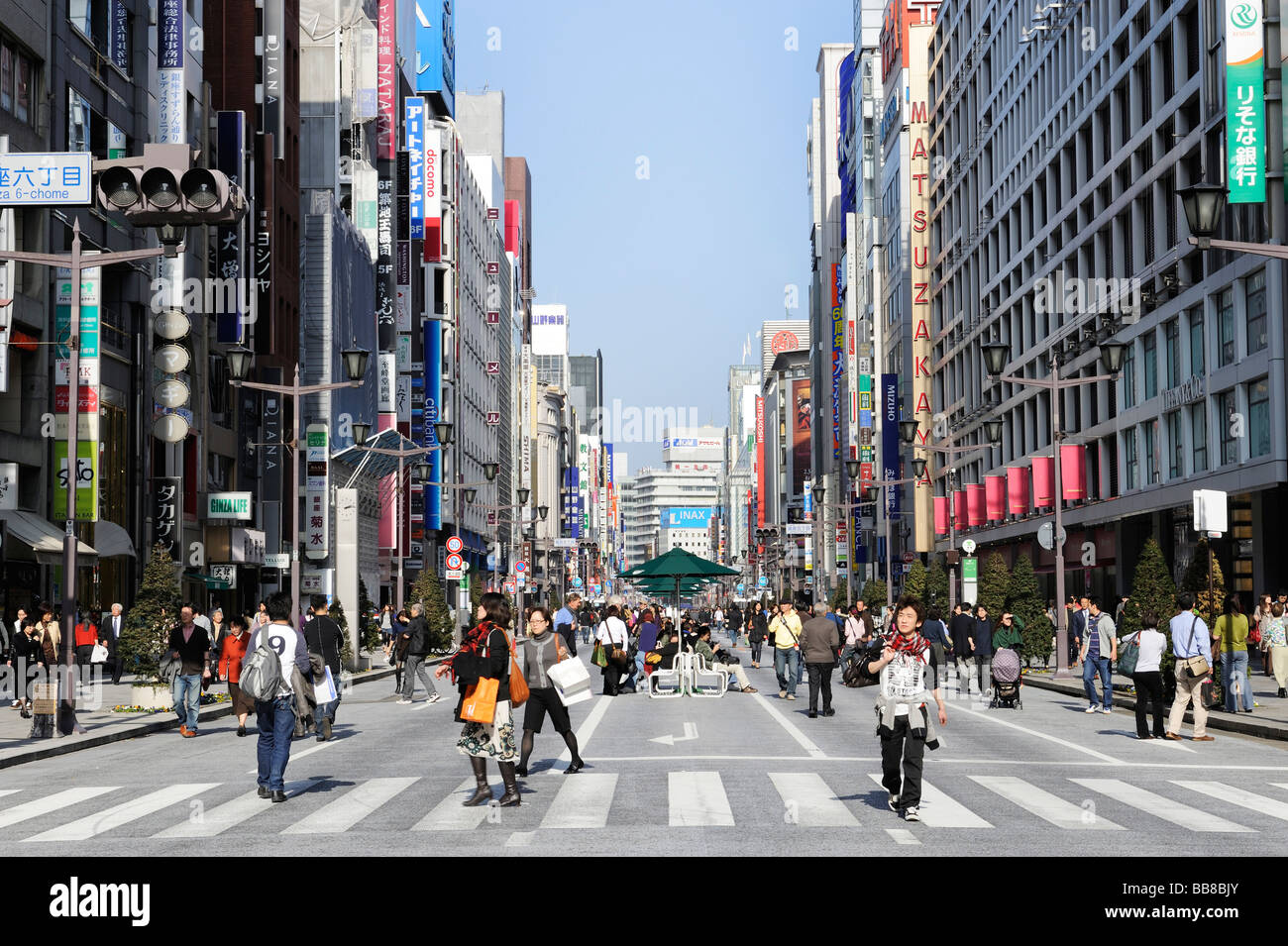 Shopping Street nel quartiere di Ginza, Tokyo, Giappone, Asia Foto Stock