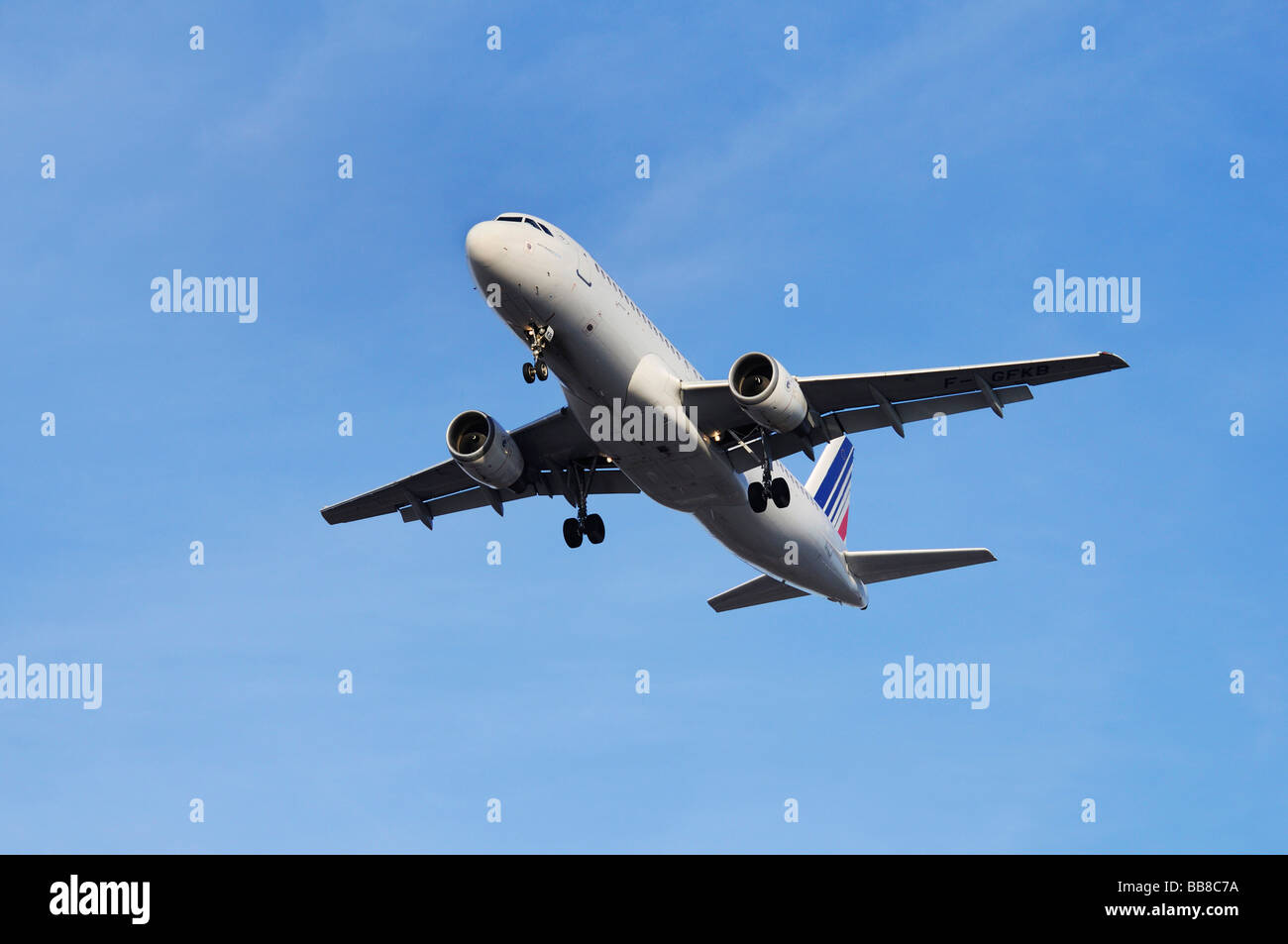 Aeromobili commerciali, Air France KLM, arrampicata contro una luce di cielo blu, prospettiva diagonalmente dal di sotto Foto Stock