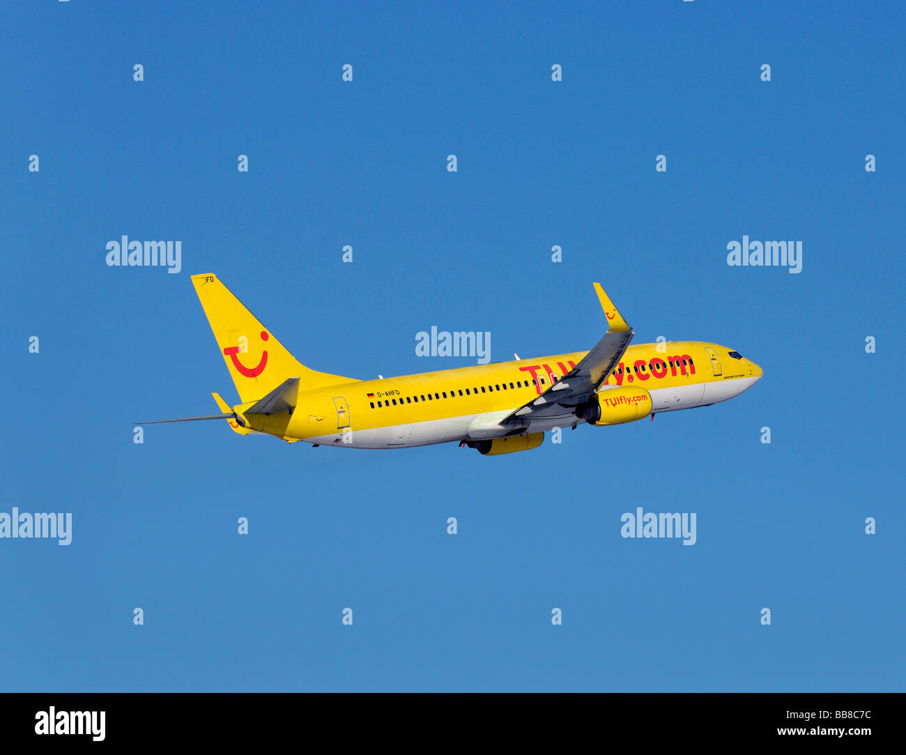 Aeromobili commerciali, TUIfly, Boeing 737-800, arrampicata contro un cielo blu Foto Stock