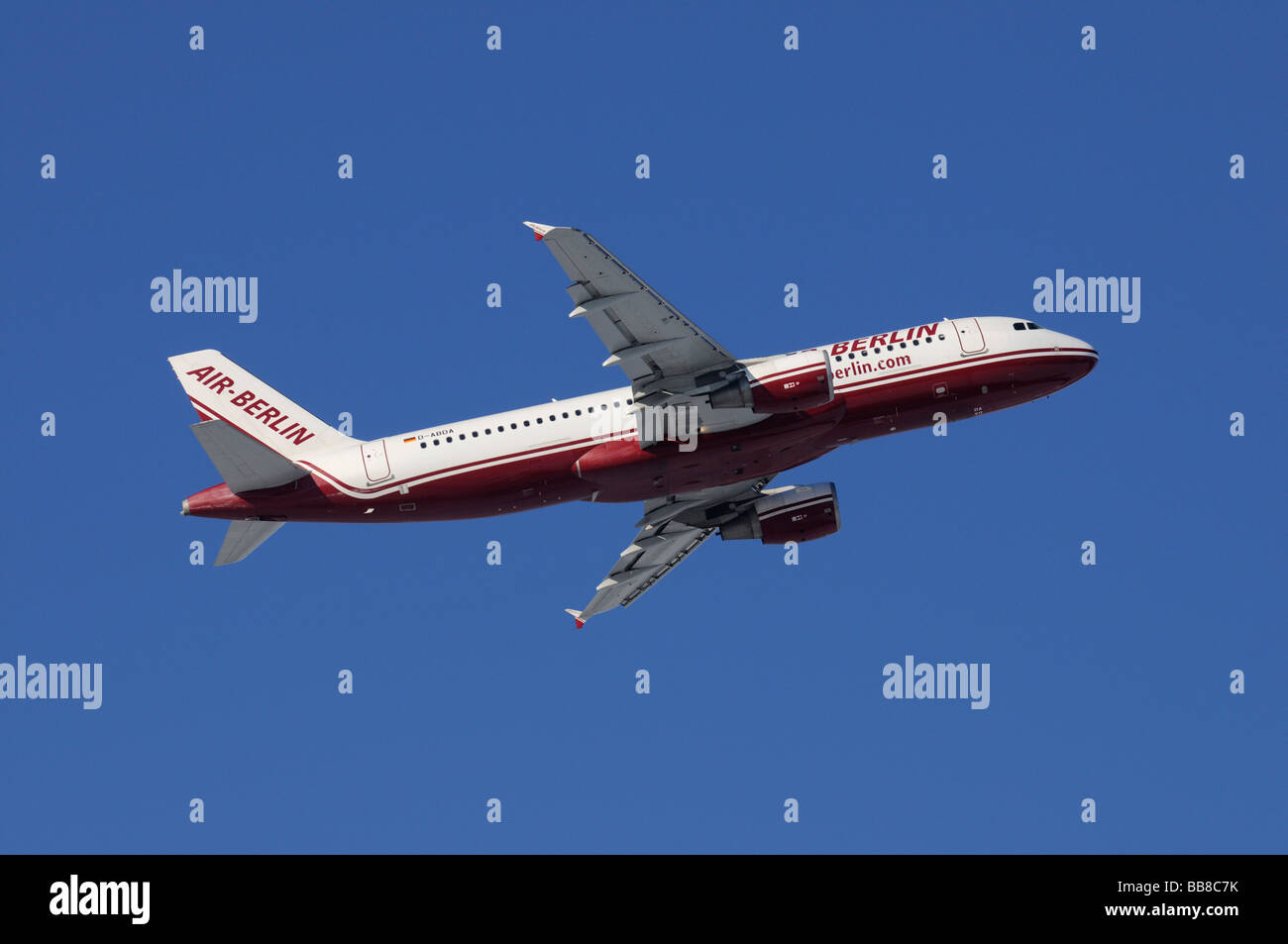 Aeromobili commerciali, Air Berlin Airbus A320-200, arrampicata contro un cielo blu Foto Stock