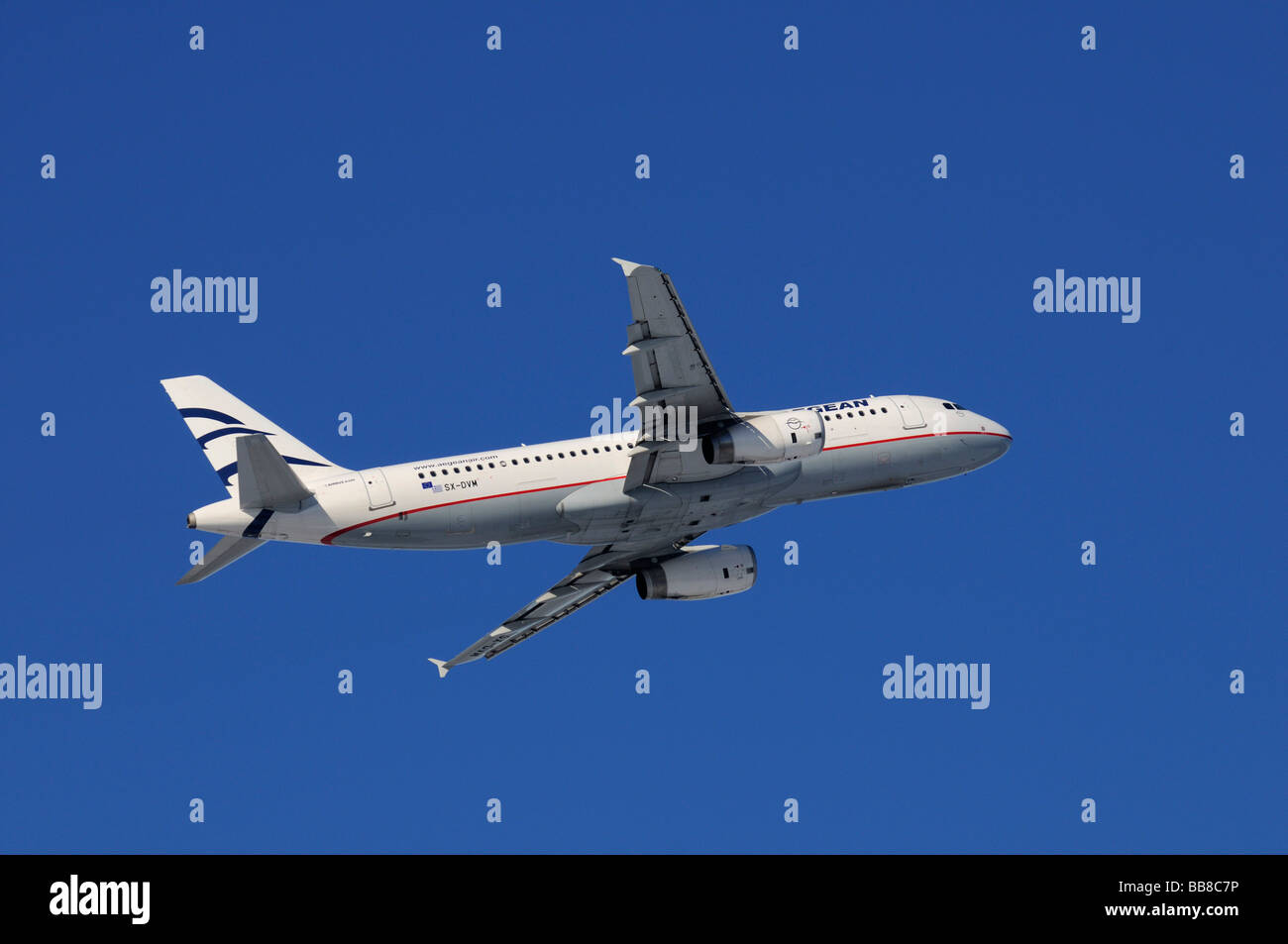 Aeromobili commerciali, Aegean Airlines, Airbus A320-200, arrampicata contro un acciaio-cielo blu Foto Stock