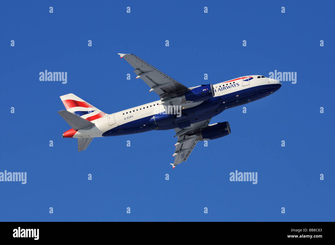 Aeromobili commerciali, British Airways, Airbus A319, arrampicata contro un cielo blu Foto Stock