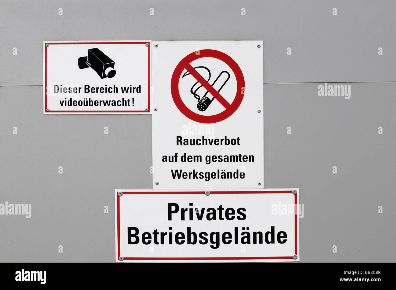 Segnali di informazione, Tedesco per questa zona è protetta da sistemi di video sorveglianza vietato fumare in tutta la zona di fabbrica, p Foto Stock